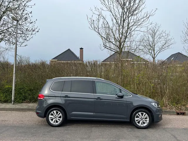 Volkswagen Touran 1.5 TSI Highline 7p, 1e eig. 2021 Benzine 32