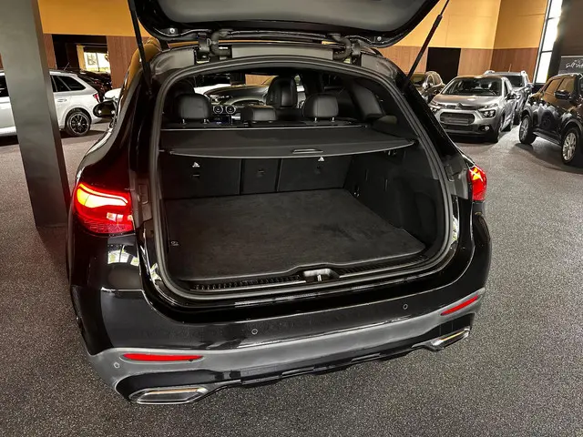 Mercedes-Benz GLC 200 4MATIC AMG Line 2023 Benzine 33