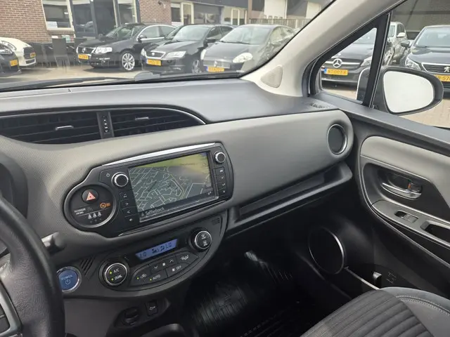 Toyota Yaris 1.5 Hybrid Dynamic 2015 Hybride Benzine 8