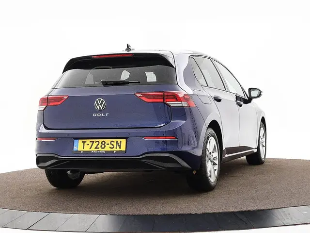 Volkswagen Golf 1.0 TSI 110pk Life 2023 Benzine 2
