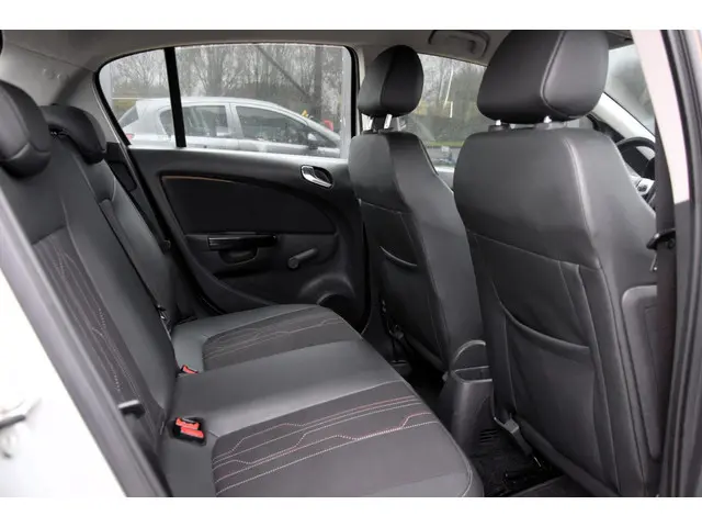 Opel Corsa 1.2-16V Rhythm 2012 Benzine 18