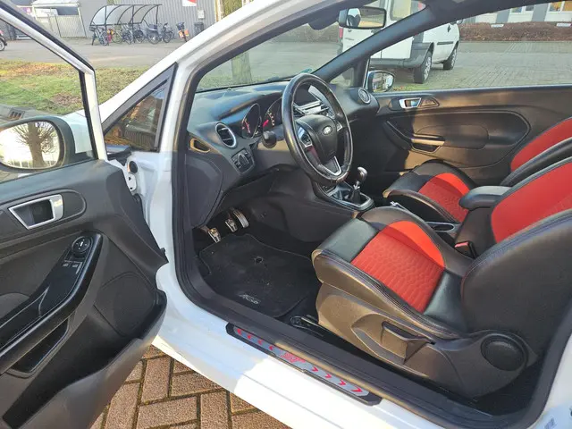 Ford Fiesta 1.6 ST1 134KW 182PK MOOIE AUTO 2014 Benzine 14