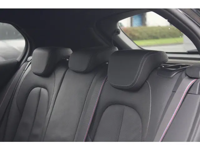 BMW 1 Serie 120i High Executive Edition 2021 Benzine 23