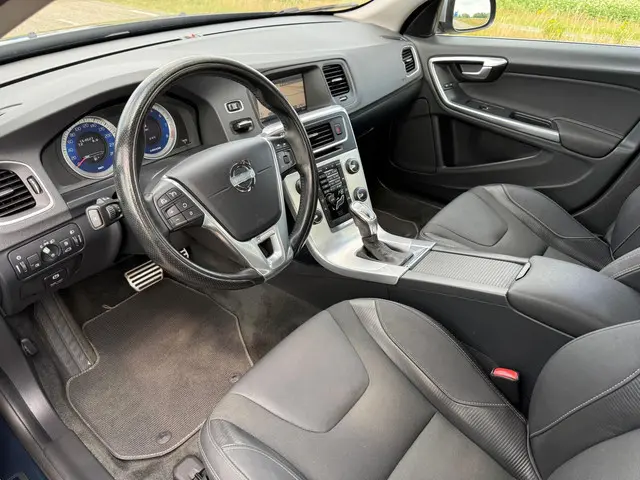 Volvo S60 1.6 T3 Aut R-Design 150pk | Orig NL 2013 Benzine 4