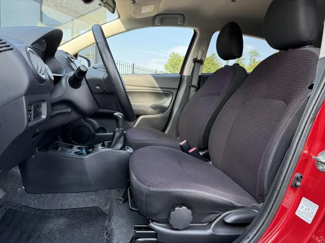Mitsubishi Space Star 1.0 Intense 2013 Benzine 7