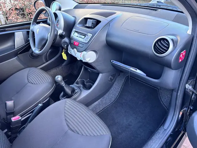 Peugeot 107 1.0 Active 2013 Benzine 17