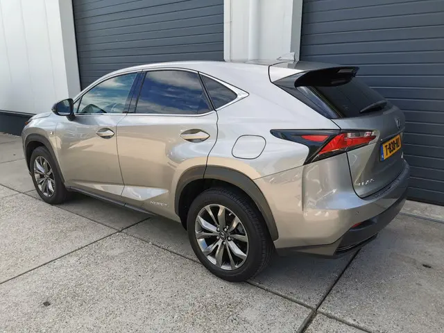 Lexus NX 300h AWD F Sport Line 2015 Hybride Benzine 6