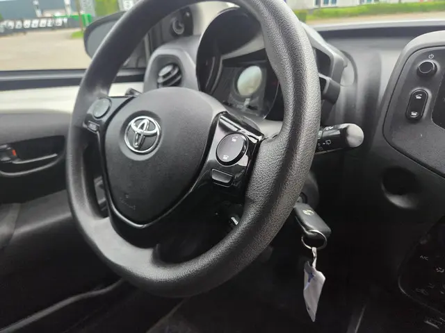 Toyota Aygo 1.0 VVT-i x-fun 5 deurs airco 2018 Benzine 21