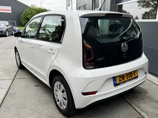 Volkswagen up! 1.0 MPI 60pk BMT move up! 2019 Benzine 4