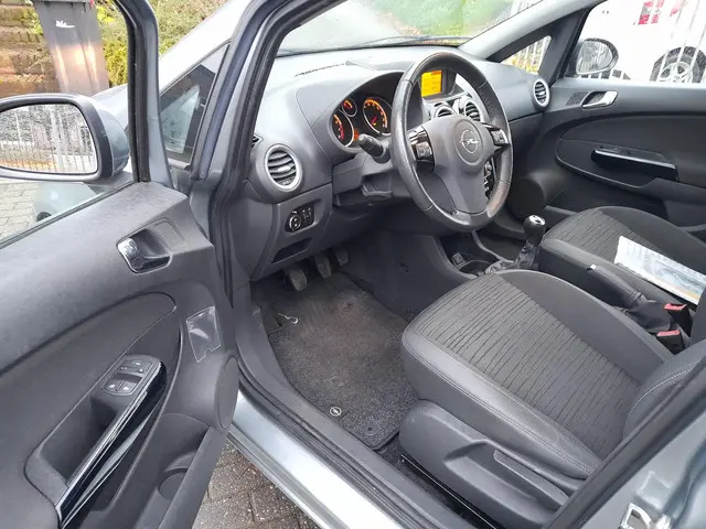 Opel Corsa 1.4-16V BlitZ 2014 Benzine 3