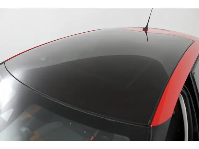 Citroën C3 1.2 PureTech S&S Shine zwart 2017 Benzine 24