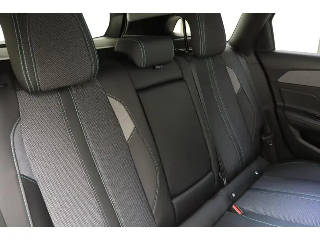 Peugeot 308 SW 1.2T 130pk Automaat Allure 2024 Benzine 16