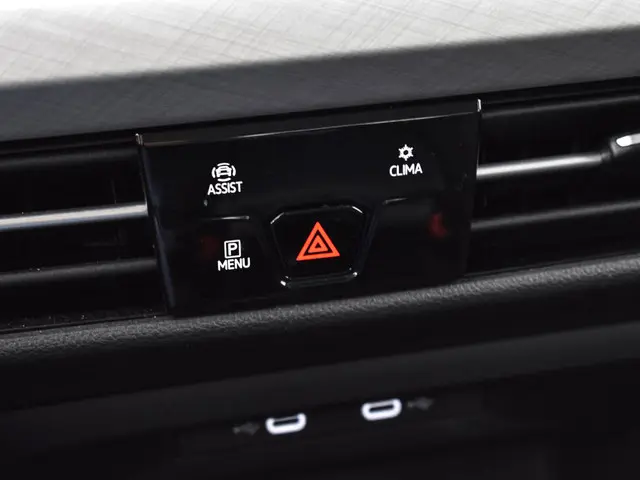 Volkswagen Golf 1.0 eTSI 110pk DSG Life 2024 Benzine 32