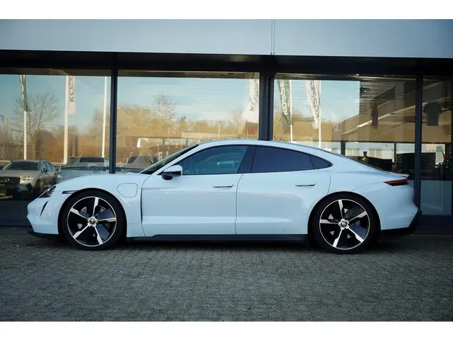Porsche Taycan Performance 84 kWh 2021 Elektrisch 3
