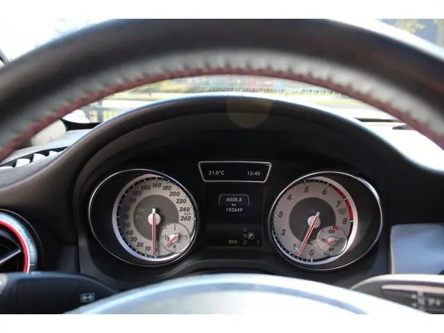 Mercedes-Benz CLA 180 OrangeArt Ed. 2014 Benzine 13