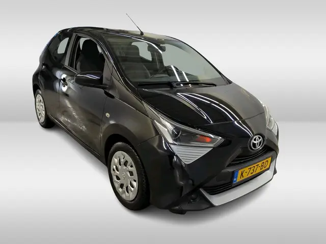 Toyota Aygo 1.0 VVT-i x-play 2020 Benzine 8