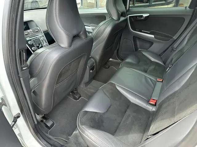 Volvo XC60 2.4 D4 R-Design AWD l ACC l PANO 2016 Diesel 23