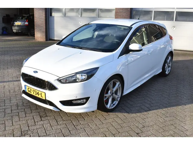 Ford Focus 1.5 Titanium Edition 2015 Benzine 30