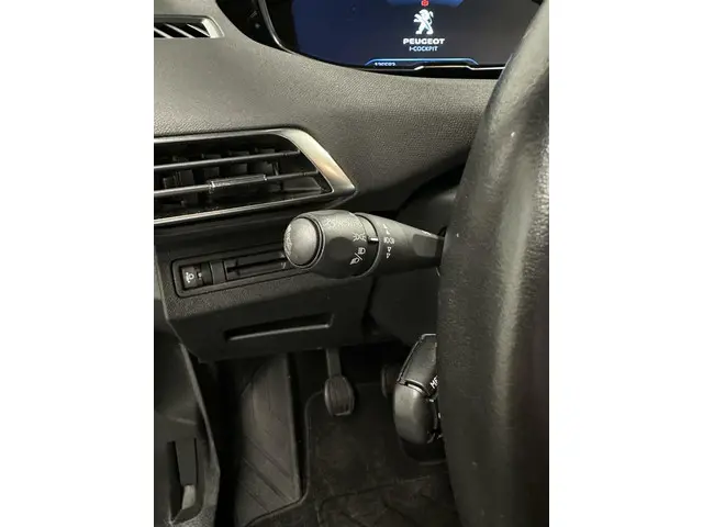 Peugeot 5008 1.2 PureTech Allure 2020 Benzine 20