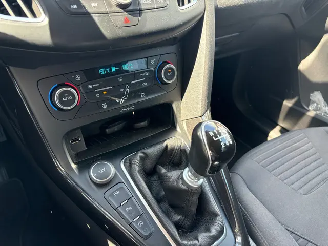 Ford Focus Wagon 1.5 Titanium Edition 2015 Benzine 12