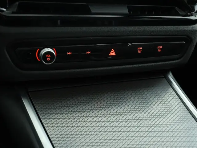 BMW 3 Serie Touring 318i 2025 Benzine 6