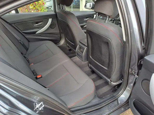 BMW 3 Serie 320i High Executive 2012 Benzine 18