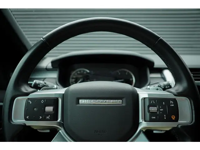 Land Rover Discovery 3.0 D250 R-Dynamic SE 2024 Diesel 17
