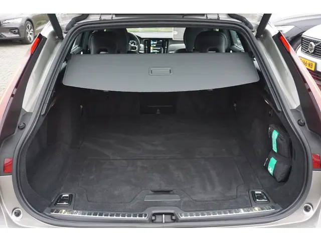Volvo V90 2.0 B4 R-Design 2021 Benzine 37