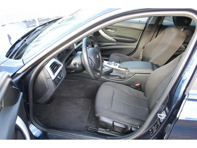 BMW 3 Serie 328i Executive 2014 Benzine 10