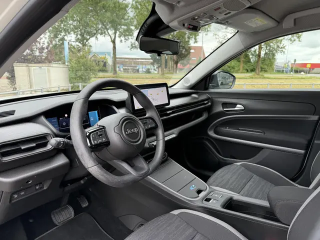Jeep Avenger Longitude 54 kWh Aut. 2024 Elektrisch 12