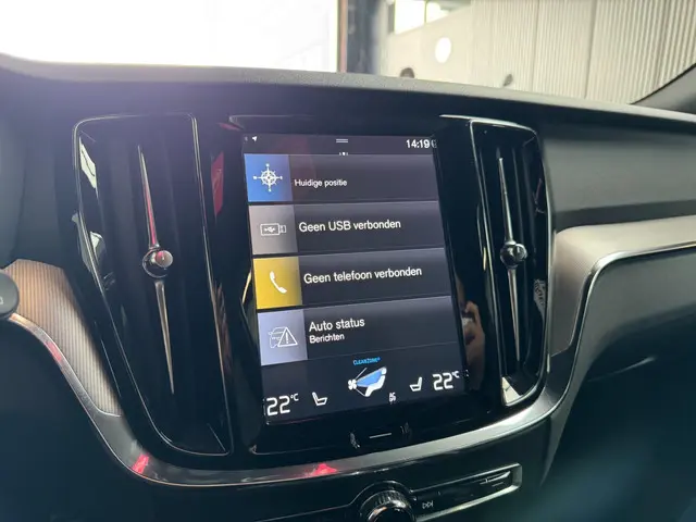 Volvo V60 2.0 T4 R-Design CAMERA LEDER LED 2020 Benzine 10
