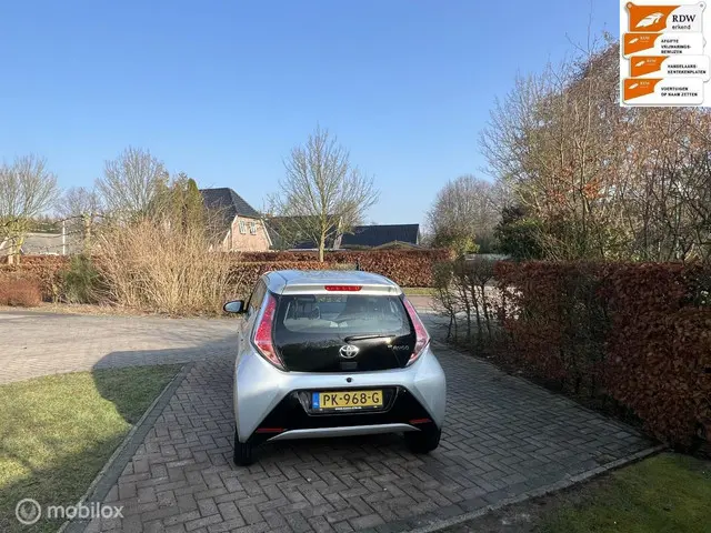 Toyota Aygo 1.0 VVT-i x-play 2015 Benzine 6
