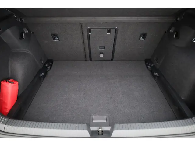 Volkswagen Golf 1.5 eTSI R-Line DSG 2024 Benzine 31