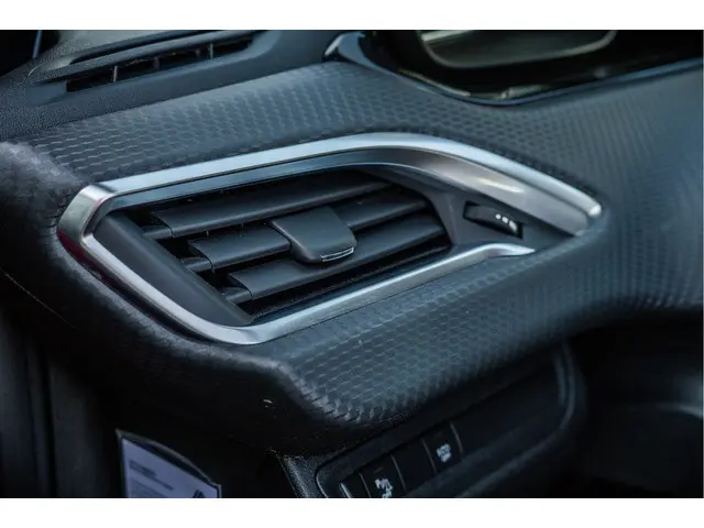 Peugeot 2008 1.2 PureTech Allure 2019 Benzine 22