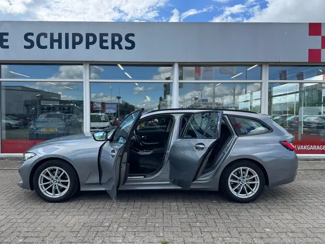 BMW 3 Serie Touring 318i 2023 Benzine 23