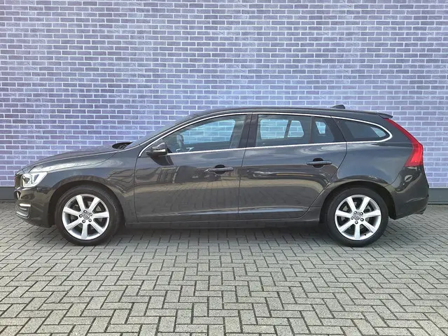 Volvo V60 T3 150 pk Momentum Automaat 2014 Benzine 2
