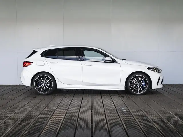 BMW 1 Serie 118i 2021 Benzine 4