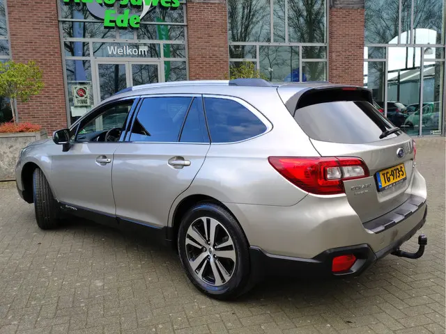 Subaru Outback 2.5i Premium 2018 Benzine 4
