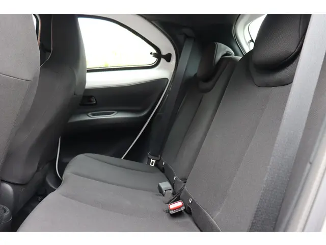 Toyota Aygo X 1.0 VVT-i MT Play, Armsteun 2025 Benzine 26