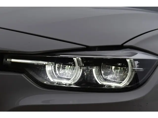 BMW 3 Serie 320i Executive 2018 Benzine 30