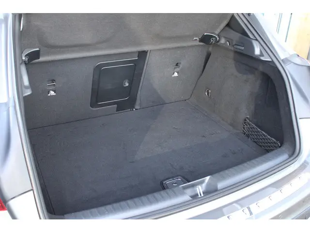 Mercedes-Benz GLA 180 Business 2018 Benzine 6