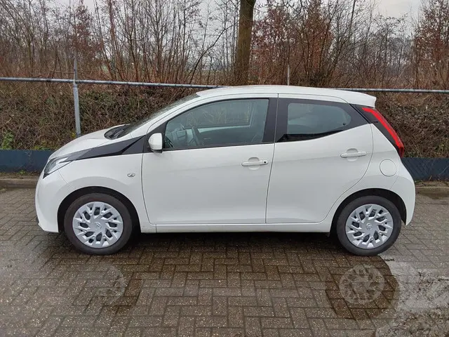 Toyota Aygo 1.0 VVT-i x-play 2019 Benzine 3