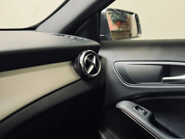 Mercedes-Benz GLA 180 AMG Line 2019 Benzine 26