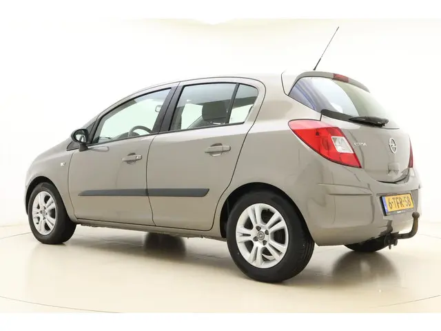 Opel Corsa 1.4-16V Berlin 2014 Benzine 12