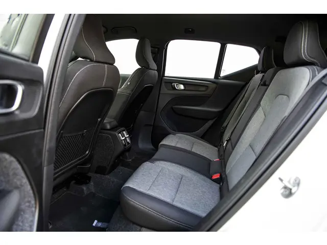 Volvo XC40 B4 Aut Plus Dark 2025 Benzine 8