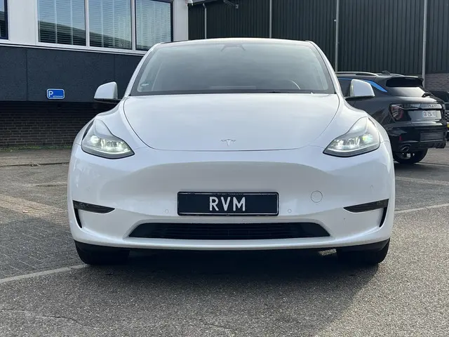 Tesla Model Y 2