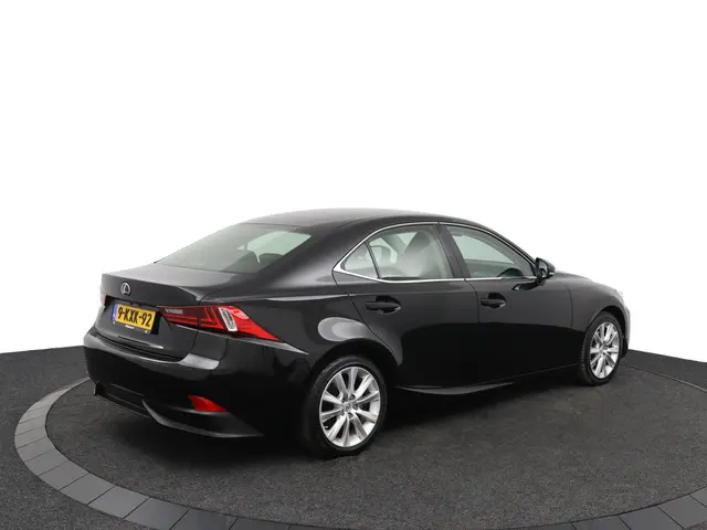 Lexus IS 300h 25th Edition 2013 Hybride Benzine 2