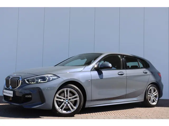 BMW 1 Serie 118i Business Edition 2022 Benzine 32