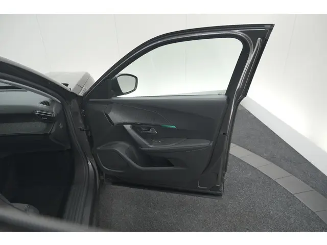 Peugeot 2008 PureTech 130 EAT8 Allure Pack 2021 Benzine 67