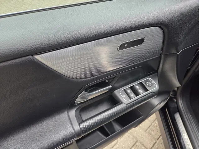 Mercedes-Benz GLB 180 Business Line 2023 Benzine 10